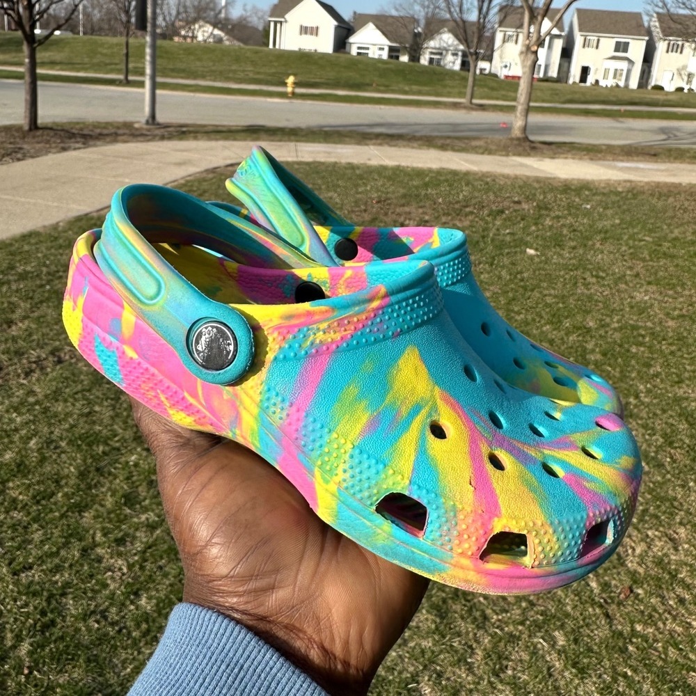 CROCS KIDS CLASSIC MARBLED TYE DYE CLOGS Size J2 Sandals - Picture 8 of 10